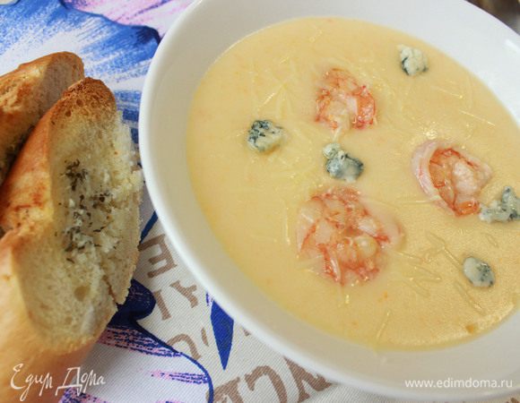 В глубокую тарелку налейте суп. Аккуратно выложите креветки. Посыпьте тертым пармезаном. Добавьте немного сыра данаблю. 
Подавайте крем-суп со свежим багетом. 
Приятного аппетита!