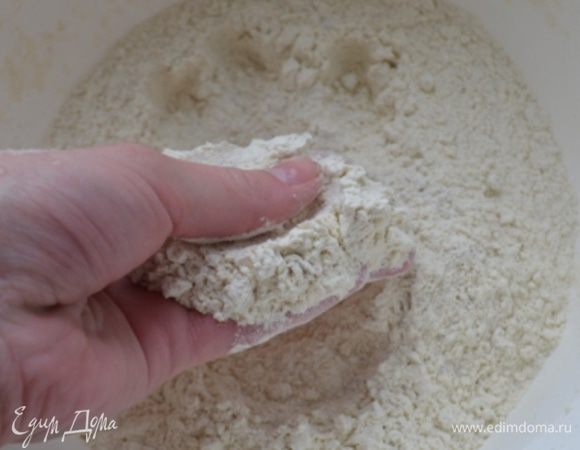 Добавить дрожжи в сухую смесь и растереть руками их с мукой.