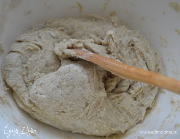 Мешаем ложкой - не руками, оно липкое. 