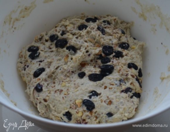 Тесто перенести на стол, присыпанный мукой, вымесить до такого состояния, чтобы оно стало гладким и эластичным и не липло к рукам и столу. Добавляем по необходимости еще муку. Затем тесто перенести в миску, смазанную маслом, накрыть полотенцем и оставить в месте без сквозняков на 1 час. 