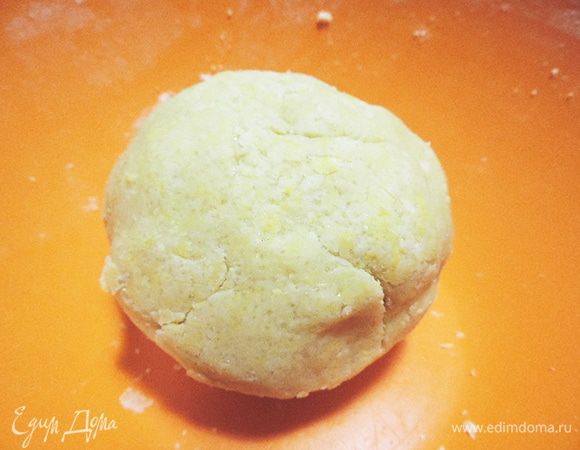 Добавляем сахар, желток и быстро замешиваем тесто. Если понадобиться, можно добавить 1-2 столовые ложки ледяной воды. Я добавила 1 столовую ложку. Собираем тесто в шар, накрываем миску пленкой и отправляем тесто в холодильник на 15 минут.