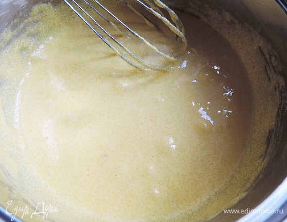 Теперь примемся за приготовление крема. Яйца берите самые свежие и от проверенного поставщика. Перед работой тщательно помойте их с мылом! 
Отделяем белки от желтков. Белки убираем в холодильник, а желтки растираем с крахмалом (можно взять и картофельный, но с кукурузным получается нежнее), ванилином и 150г сахара до получения светлой кремообразной массы.