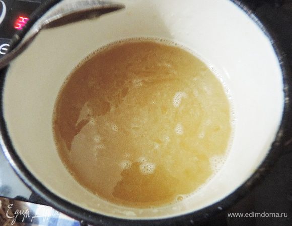 Желатин заранее замочить в холодной воде, чтобы он набух. У меня обычный быстрорастворимый. Поставить на плиту, добавить оставшиеся 50 г сахара и постоянно помешивая, довести содержимое до состояния однородного раствора. Если боитесь перегреть желатин - воспользуйтесь водяной баней. Приготовленный раствор оставьте в теплом месте (в емкости с горячей водой), чтобы он не остыл.
