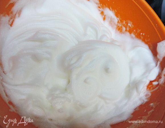 Белки взбиваем до устойчивых пиков. При переворачивании емкости, взбитые белки не должны из нее выпадать.
