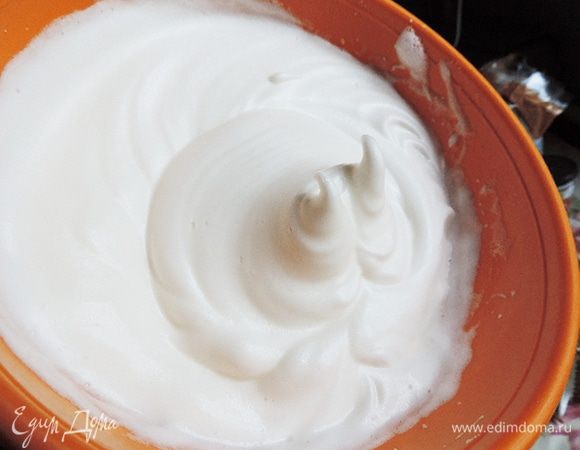 Теперь, не прекращая взбивания, тонкой струйкой вводим раствор желатина с сахаром. Взбиваем до получения воздушной однородной массы. Она сильно увеличиться в объеме. Учитывайте это при выборе посуды!