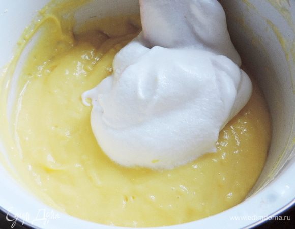 Треть взбитых белков смешиваем лопаткой с остывшим заварным кремом.