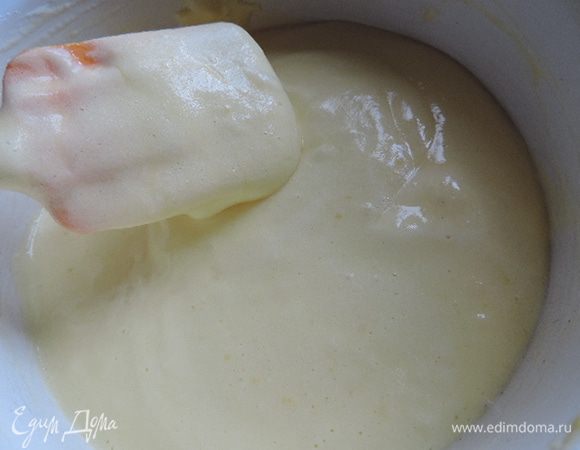 За два приема вводим оставшиеся белки, аккуратно перемешивая лопаткой. Можно по желанию добавить в крем 1-2 столовые ложки коньяка. Крем готов. Он получается немного жидковатым, но очень быстро застывает в холодильнике. Так что сначала оставьте его при комнатной температуре, а затем за 20 минут до востребования поставьте в холодильник.