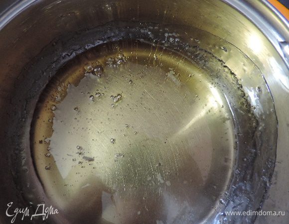 Теперь сварим карамель. В толстостенной кастрюльке смешиваем сахар и воду. Вода должна только смочить сахар. Рекомендую добавить еще чайную ложку глюкозы, это необязательно, но она выступит в роли антикристаллизатора и с готовой карамелью будет удобней работать. Доводим смесь до кипения, на ней появится пенка, которую обязательно нужно собрать. Далее сироп не беспокоим и даем ему покипеть, пока он не приобретет золотистый карамельный цвет. Не варите карамель до глубокого коричневого цвета - она будет горчить. После того, как сняли карамель с огня, кастрюлю на секунду можно опустить в  емкость с холодной водой, чтоб остановить процесс варки.