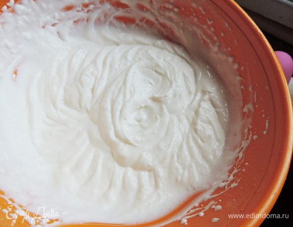 Дл сливочного крема взбиваем сливки с сахарной пудрой и загустителем. Обратите внимание, что у меня пакет загустителя был рассчитан на 200 мл сливок. Смотрите внимательно, дозировка может быть разной! 