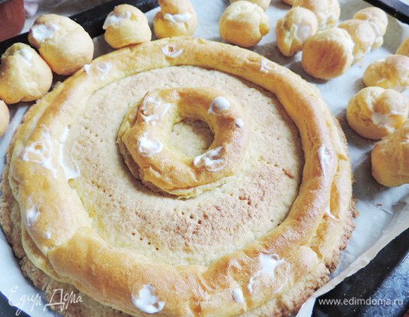 Начиняем сливочным кремом пироженки и кольца на песочной заготовке. Это удобно делать при помощи кондитерского мешка или шприца с тонкой насадкой для начинки эклеров.