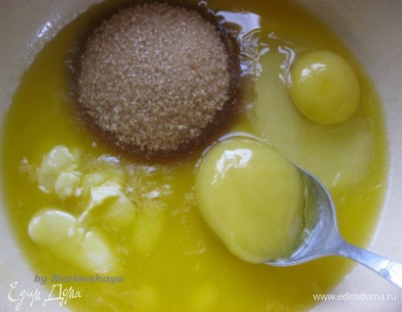 В миске смешать сливочное масло комнатной температуры, сахар, яйцо и мед. Перемешать.