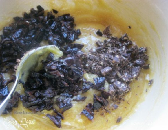 Добавить нарезанные мелко чернослив и шоколад, перемешать.