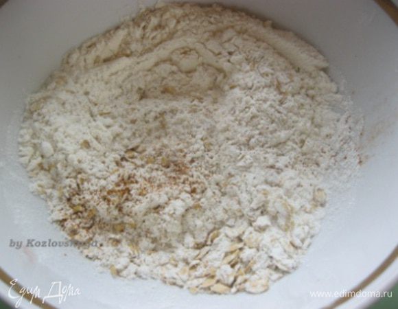 В миску просеять муку, добавить соль, соду, корицу и овсяные хлопья. Перемешать.

К масляной массе добавить мучную и перемешать.