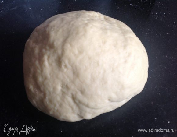 Растворить дрожжи в теплом молоке. Добавить сахар, соль, яйца и 2 стакана муки. Перемешать до однородного состояния. Постепенно добавляя остальную муку, вымесить тесто в шар. Месить 5 минут, затем положить в миску, накрыть и оставить подниматься в теплом месте на 1 час.