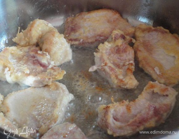 2.	Яйцо взбить вилкой, добавить крахмал, соль и тщательно перемешать, чтобы не было комочков.
3.	В глубокой сковороде разогреть масло. Кусочки мяса обмакивать в яично-крахмальную смесь и обжаривать с двух сторон до золотистой корочки. Мясо отложить.
