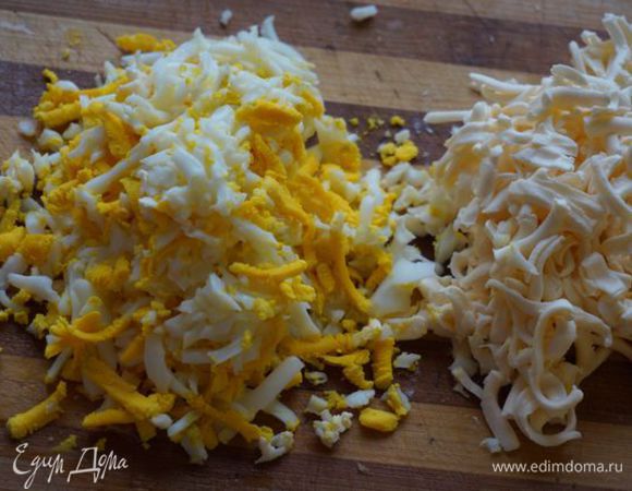 Яйца отварить 10 минут, остудить. Натереть вместе со сливочными сырками (без всяких добавок, высокого качества) на среднюю терку