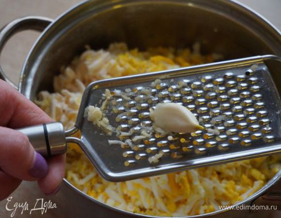 Чеснок очистить, натереть на мелкую терочку