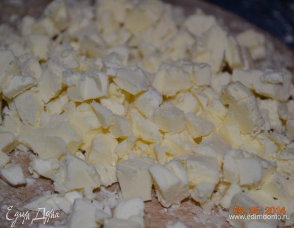 Масло режем кубиками по 1 см.  и отправляем в морозилку до использования. Также я поставила 100 мл. холодной воды для большего охлаждения.