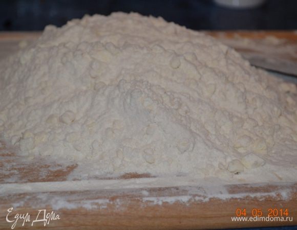 Одну треть масла нарубите в муку, пока мука не приобретет текстуру песка. Масло в муке дожно быть не больше 1-1,5  мм.  