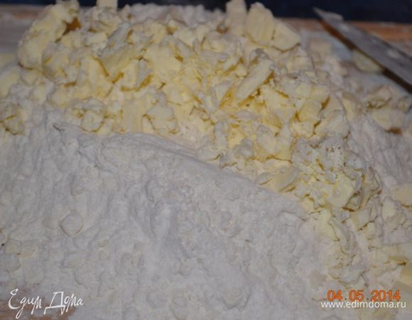 Достаем оставшееся масло и также ножом "рубим" в муку. Ни в коем случае руками.   