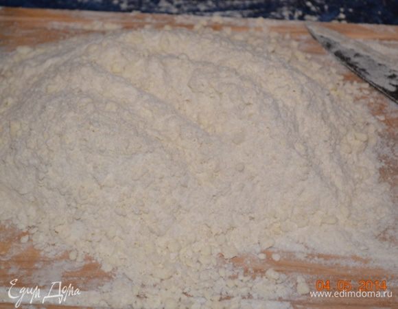 Кусочки масла должны стать не больше горошины. Мука с маслом очень приятная, прохладная на ощупь.