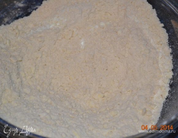 Пересыпаете все это обратно в миску. Разбрызгайте по поверхности муки 3-4 ст.л. ледяной воды. 