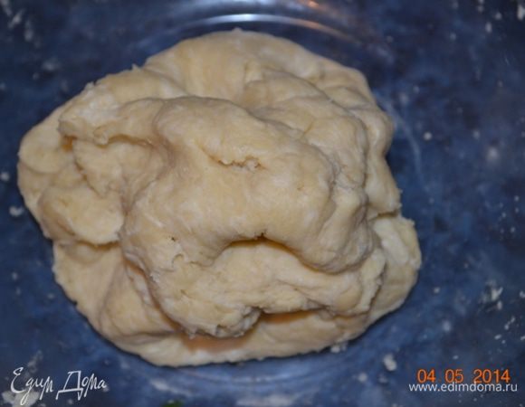 И вот сейчас попробую правильно описать, как нужно делать дальше: опускаете ладонь в муку, поднимаете над миской муку в ладонях, сколько захватили, сжимаете ладонь и отпускаете в тесто, дав ей упасть  в миску. И так продолжаете, постепенно вводя остальную воду. И ни в коем случае не месить руками.