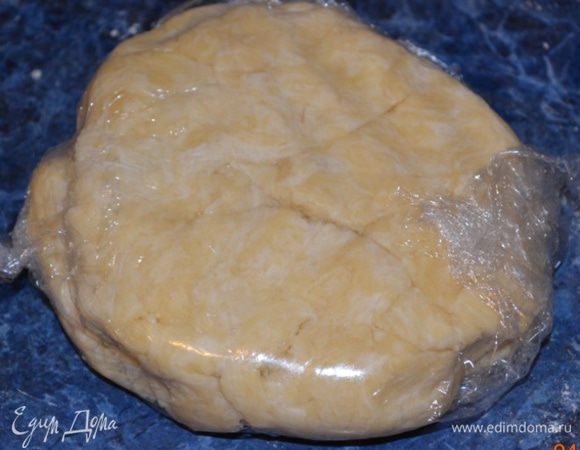 Собрать тесто в лепешку, завернуть в пленку и убрать в холодильник минимум на два часа. У меня "отдыхало" тесто ночь.