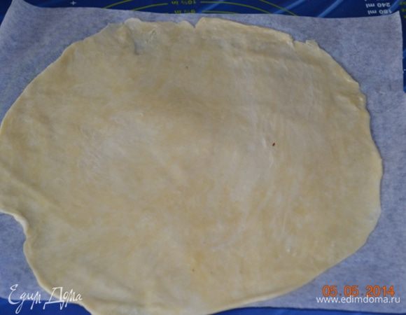 Утром включаем духовку на 225 С. Чистим яблоки от кожуры и сердцевины. Я еще сбрызнула их лимоном и немного цедры потерла. Достаем тесто и делим на две части. Одну часть я спрятала назад в холодильник. 
Из теста раскатываем круг как можно тоньше 1-1,5 мм. толщиной. 