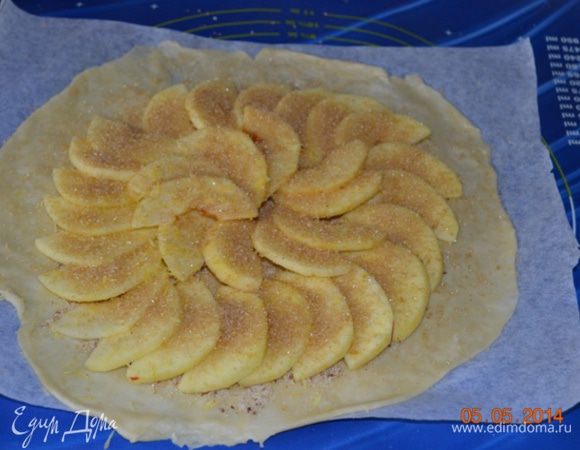 Выложить яблочные дольки по спирали, чтобы одна накладывалась на другую. 