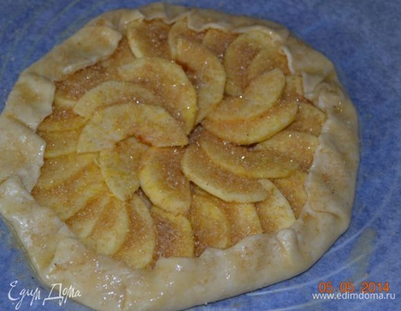 Посыпать 3 ст.л. сахара.  Завернуть края, смазать их растопленным сливочным маслом, посыпать оставшимся сахаром.
Выпекаем 15 мин при  температуре 225 С. Затем уменьшаем огонь до 180С и еще 15-20 мин.  