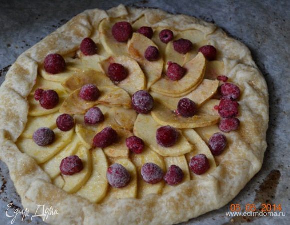 За 10 мин. до готовности выкладываем замороженную малину. 