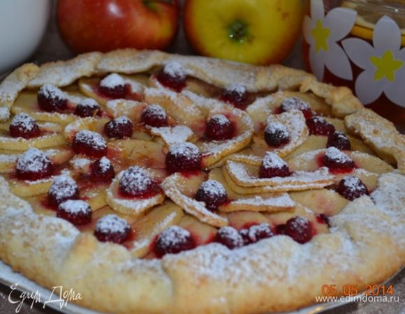 И в конце достаем сногсшибательную, обалденно пахнущую малиной галету. Украшаем сахарной пудрой. И можно приступать к чаю.
Приятного и вкусного чаепития!!!!
