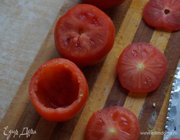 Томаты нужны спелые, красные, но крепкие, с толстой стеночкой! Помидорчики моем. Отрезаем крышечку со стороны плодоножки, десертной ложкой или ножом вычищаем серединку (она не понадобится, можно использовать в овощной салат или для соуса "болоньезе" вместо протертых томатов ;)