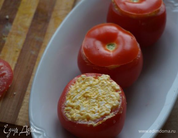 Утрамбовываем салат в помидоры, накрываем помидорной крышечкой и подаем к столу. Приятного аппетита!
