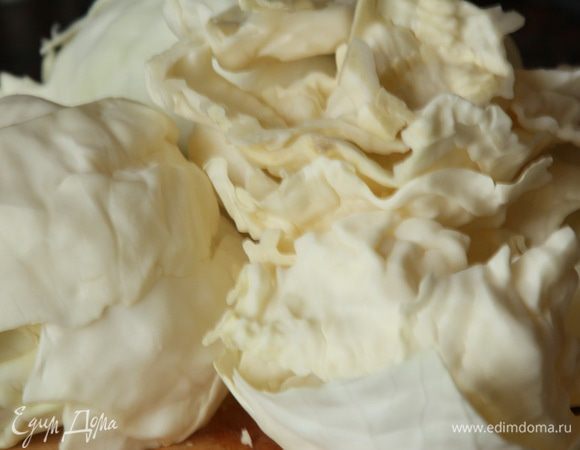 Капусту разбираем на листья, утолщения обрезаем.