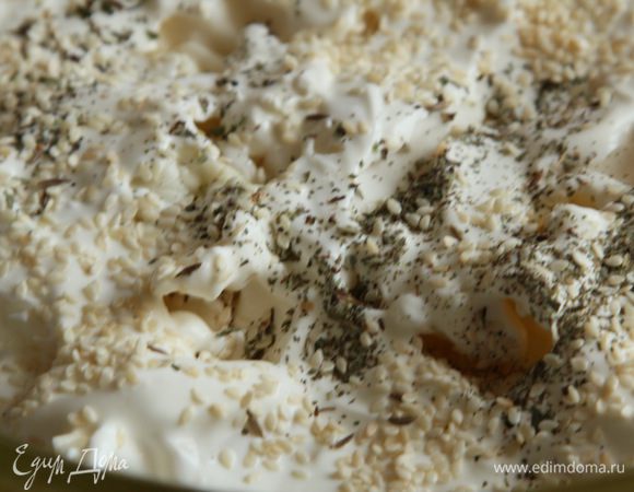 Следом выкладываем следующий слой, хорошо прижимаем и повторяем все операции: смазываем сметаной, посыпаем специями и приправами. Последний слой выкладываем самыми красивыми листьями, смазываем сметаной, посыпаем кунжутом и перцем. 