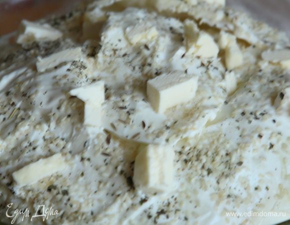 Сверху выкладываем масло сливочное, порезанное на кусочки.