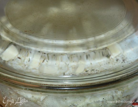 Накрываем емкость крышкой и отправляем в разогретую духовку.