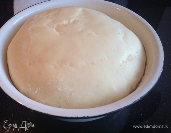 После того как тесто поднимется, обмять его и поставить в холодильник на 20 минут.