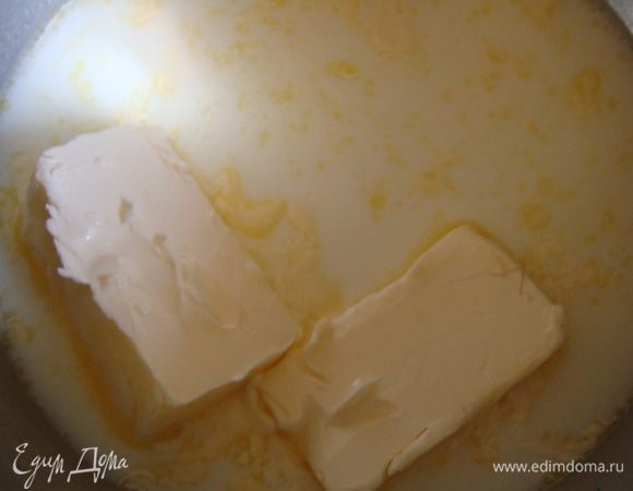 Готовим тесто для эклеров: в кастрюлю налить воду, молоко, масло и соль. Довести до кипения. Всыпать просеянную муку постепенно, перемешивая. Огонь должен быть слабым.