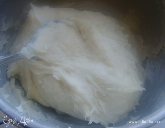 Получилось густое тесто, которое легко отлипает от стенок посуды.