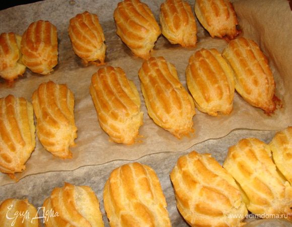 Духовку разогреть до 200 гр. Противень застелить пергаментом. Отсадить из кондитерского мешка эклеры. Выпекать 25 минут до золотистого цвета.