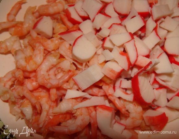 Крабовые палочки измельчить вместе с креветками в блендере.