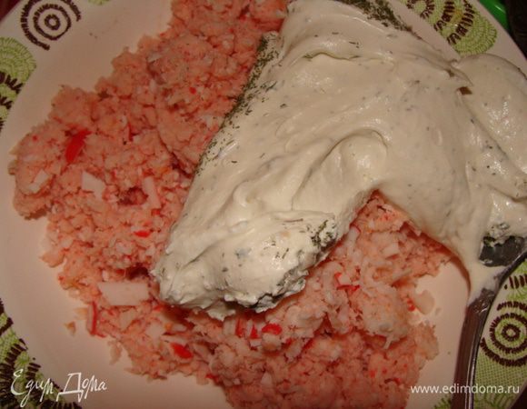 Творог, размягченное сливочное масло, зелень, сахар и соль взбить до получения кремообразной массы. Смешать с креветками и крабовыми палочками.