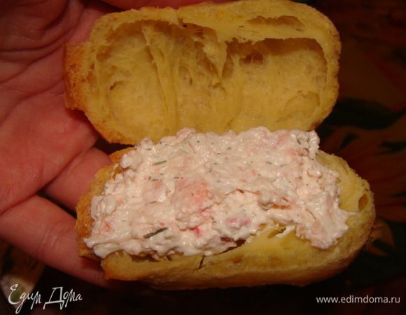 Эклеры разрезать, начинить кремом