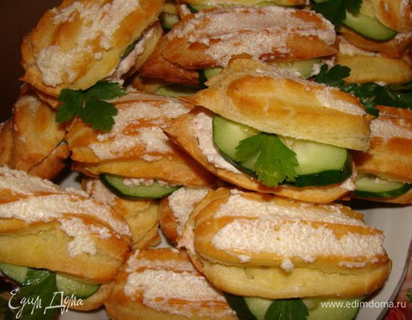 Вложить пластинки свежего огурца, сверху можно намазать готовой икрой мойвы из банки, украсить зеленью. Мои стояли ночь в холодильнике, пропитались. Получилось вкуснее, чем свежеприготовленные.