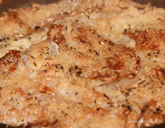 При температуре 180 градусов выпекаем 1 час. За 15 минут до окончания готовки открываем крышку и запекаем без нее до румяной корочки.