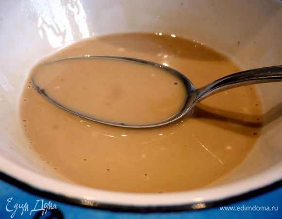 Начнем с теста. Смешаем молотый кориандр и тмин с двумя видами муки (у меня оба вида муки цельнозерновые). Дрожжи раскрошим и смешаем с медом до однородной массы.