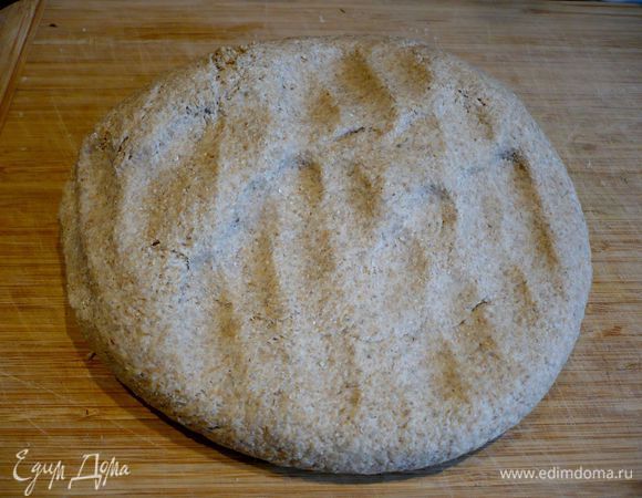 Смешаем дрожжи с теплой водой и теплым кефиром и вольем в муку. Перемешаем все до однородности и вымесим сочное и эластичное тесто. Накроем емкость полотенцем и поставим в теплое место на час.